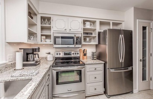 Bowling Green House | Spacious Executive Suite Downtown Bowling Green
