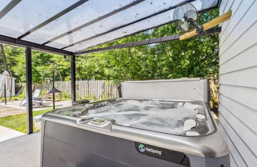 Lyndhurst House | Spacious Family Getaway- Salt Water Pool & Hot Tub