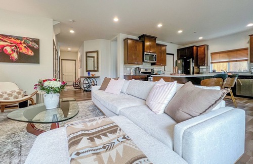 Bryn Mawr-Skyway House | Spacious Family Home in Seattle - 3BR, 2.5BA, A/C & Parking Included.