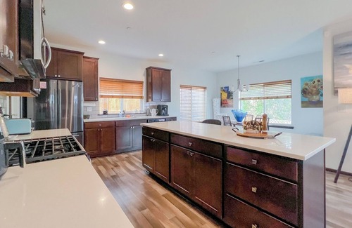 Bryn Mawr-Skyway House | Spacious Family Home in Seattle - 3BR, 2.5BA, A/C & Parking Included.