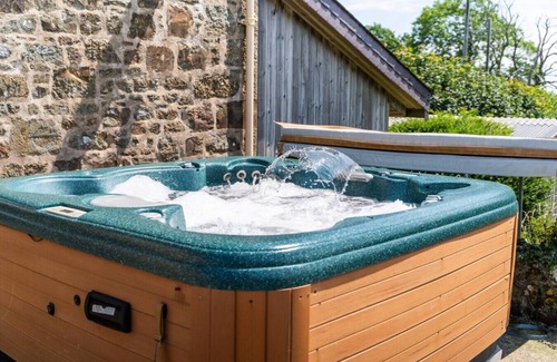 Narberth House | Spacious Farmhouse Retreat with Hot Tub, sleeps 12
