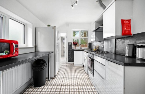 Stonnall House | Spacious Five Bed House Near Airport - Parking - Garden