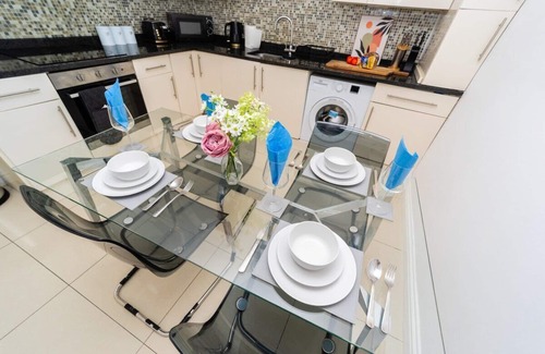 Reading City Centre Apartment | Spacious Flat with Patio & Parking in city centre