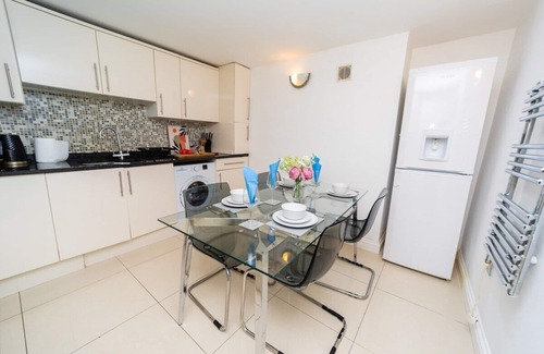 Reading City Centre Apartment | Spacious Flat with Patio & Parking in city centre