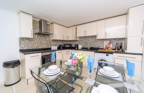 Reading City Centre Apartment | Spacious Flat with Patio & Parking in city centre