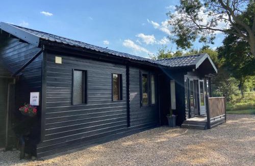 Long Stratton Apartment | Spacious Garden Lodge at The Chestnuts, Norfolk