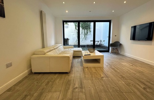 Leamington Spa House | Spacious 4 Bedroom Town House