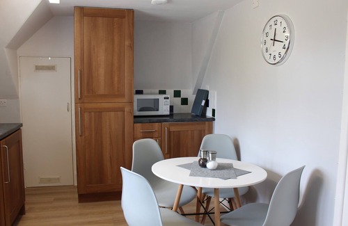 Didcot Apartment | Spacious Grade 2 Listed 2 bedroom apartment in South Oxfordshire village