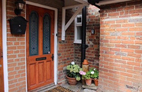 Didcot Apartment | Spacious Grade 2 Listed 2 bedroom apartment in South Oxfordshire village