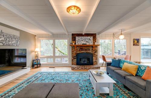 Grants Pass House | Spacious Grants Pass Home with Hot Tub and River Views