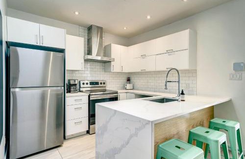 Plateau Mont Royal Apartment | Spacious Group Haven Near Trendy St Laurent