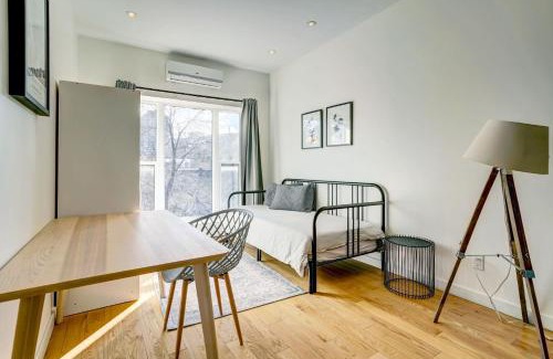 Plateau Mont Royal Apartment | Spacious Group Haven Near Trendy St Laurent