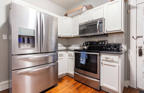 South Hyde Park House | Spacious Historic Getaway: 5★ Location, Royal Beds, Game Room, BBQ & Fire Pit