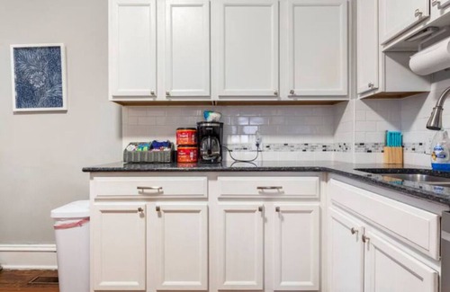 South Hyde Park House | Spacious Historic Getaway: 5★ Location, Royal Beds, Game Room, BBQ & Fire Pit