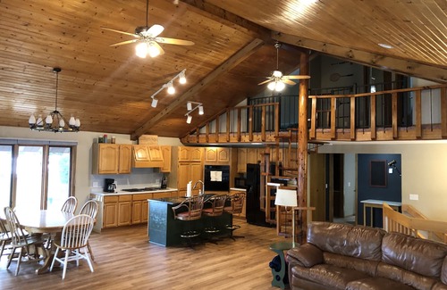 Finlayson Cabin | Spacious home on the lake!