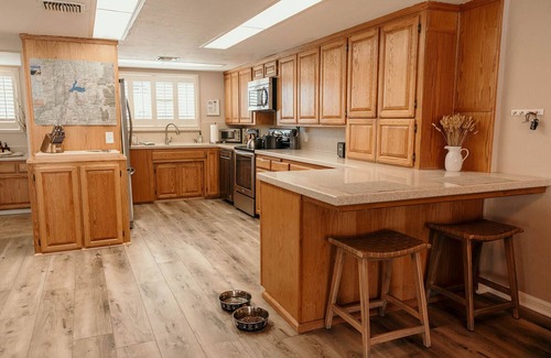 Kernville House | Spacious Home, Refreshing Unheated pool, Near the Kern River, EV charger
