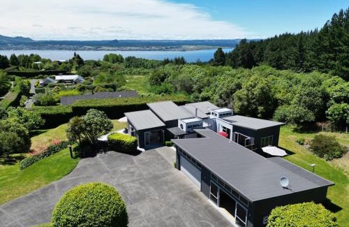 Acacia Bay House | Spacious Home with a Lake View