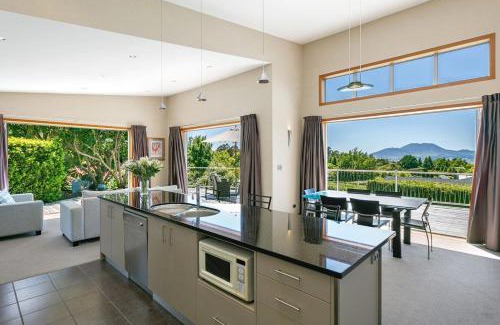 Acacia Bay House | Spacious Home with a Lake View