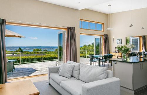 Acacia Bay House | Spacious Home with a Lake View