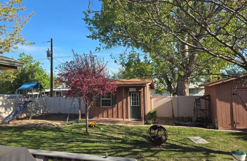 Emmett House | spacious home with huge kitchen in the heart of Emmett kid friendly