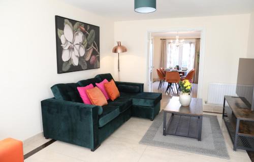 Sindlesham House | Spacious home with office and double driveway & FREE Wifi By ULTIMATE HOMES AWAY