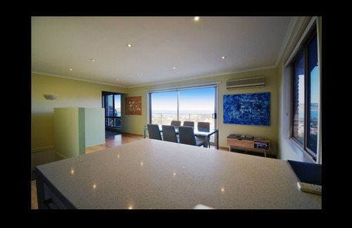 Bellerive House | Spacious Home With Spectacular Water Views