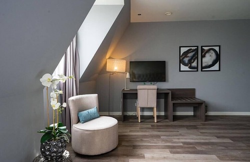 Uitdam House | Spacious hotel room with 2 bedrooms and 2 bathrooms