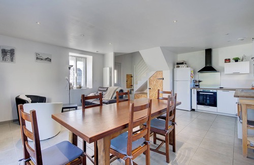 Monnaie House | Spacious house - sleeps 6 - ideal location - close to freeway