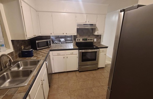 Zachary House | Spacious House w/Jacuzzi Tub