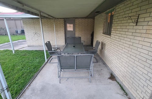 Zachary House | Spacious House w/Jacuzzi Tub