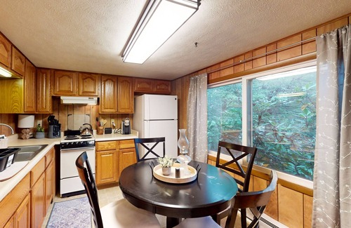 Swanton Cottage | Spacious House with private hot tub, fire pit and free WIFI