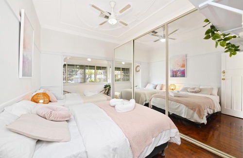 Hurstville House | Spacious House with Queen Beds Home Cinema