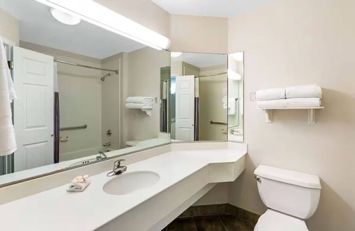 Superstition Springs Hotel | Spacious King Retreat at La Quinta Inn, Near Golf and Shopping Centers