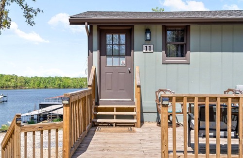 Buchanan Cottage | Spacious Lakefront Getaway for 9, Pet-Friendly 3BR/2BA Cottage + Free Boat Slip!