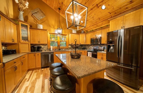 Tomahawk House | Spacious Lakefront Lodge, Kayaks/Canoes Included! Pet Friendly!