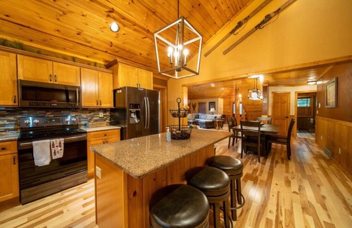 Tomahawk House | Spacious Lakefront Lodge, Kayaks/Canoes Included! Pet Friendly!