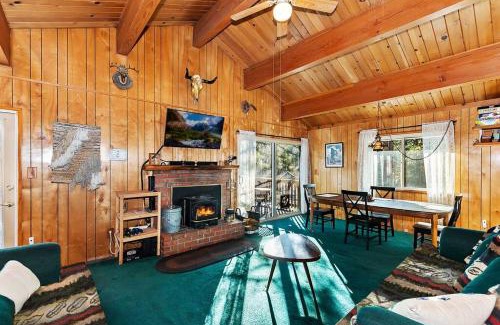 Fox Farm House | Spacious Lodge is Pet friendly all amenities