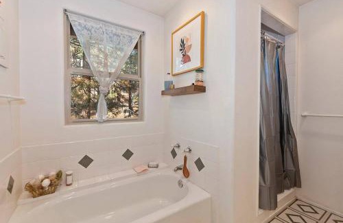 Fox Farm House | Spacious Lodge is Pet friendly all amenities