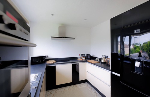 Whitchurch Apartment | Spacious Luxury 2 Double Bedroom Apartment