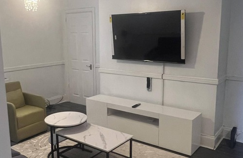 Tilbury House | Spacious Luxury 4 Bed House free parking and WiFi
