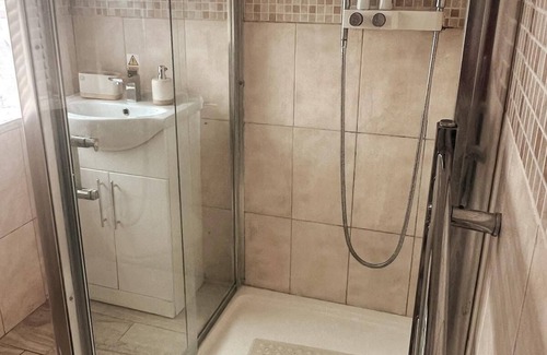 Tilbury House | Spacious Luxury 4 Bed House free parking and WiFi
