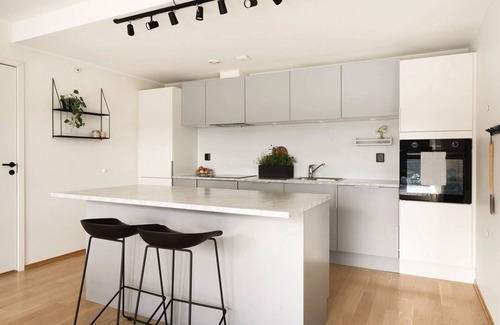 Laksevag Apartment | Spacious Luxury, Terrace + Parking