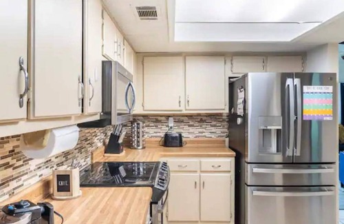 Ellendale House | Spacious Memphis Townhouse - Perfect for Families, Groups & Remote Work!