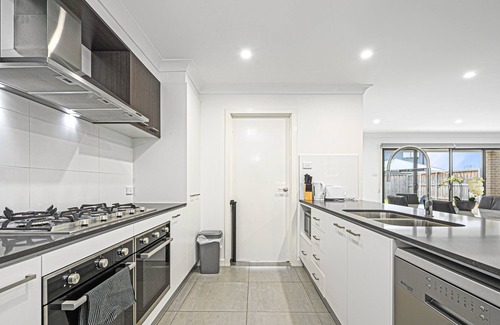 Catherine Field House | Spacious Modern 4Bedroom Retreat near Gregory Hill