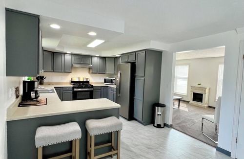 Rochester House | Spacious Modern Family Home - Prime Location