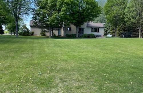 Dassel Cabin | Spacious, modern lake-front vacation home/scrapbooking/quilting retreat
