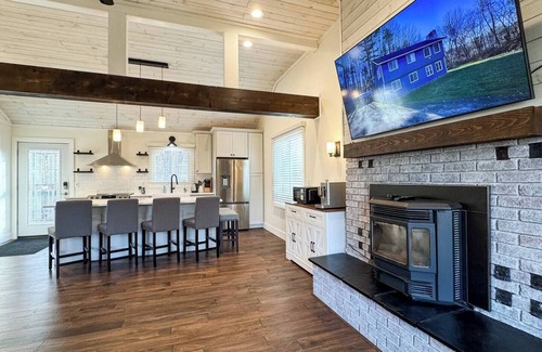 East Haven  Rutland County House | Spacious Mountain Retreat–Near Killington & Downtown