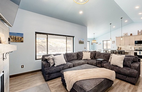 Sturgis House | Spacious mountain view home with gas fireplace, game room & heated 4 car garage