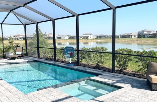 Gateway House | Spacious NEW house with Pool and Spa
