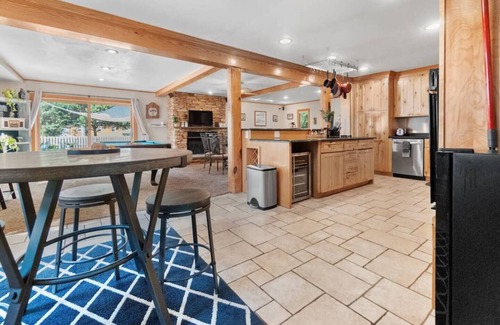 Richmond House | Spacious Oasis on Monument | Incredible Backyard
